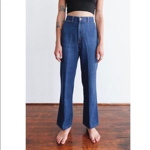 Vintage high waisted jeans.